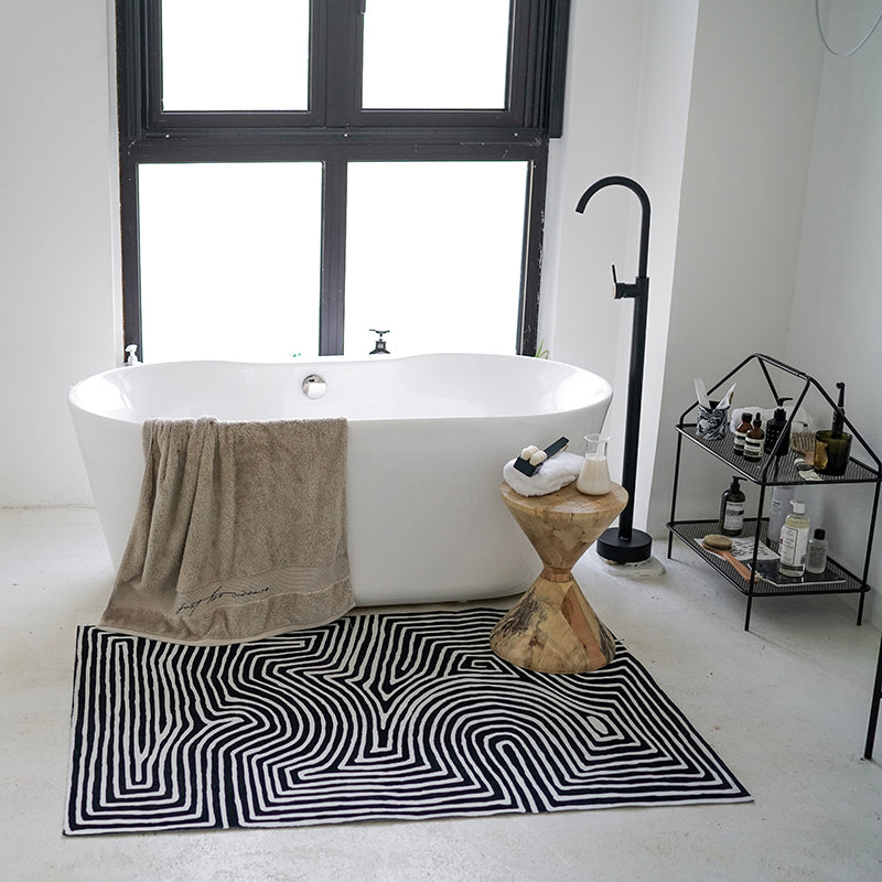 Modernes Badezimmer mit freistehender Badewanne und Natursteinfliesen