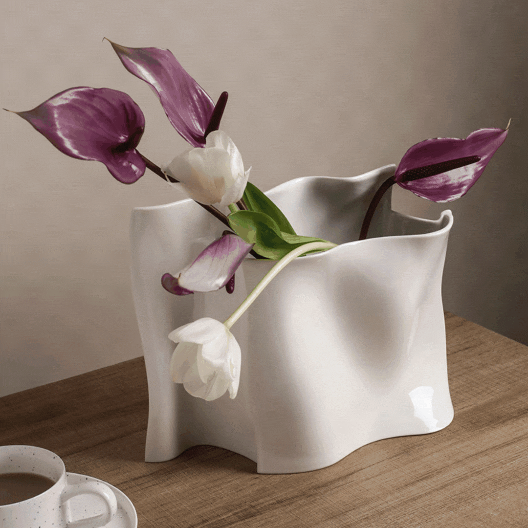 Exklusive Blumenvase in konischer Form mit frischen Blumen