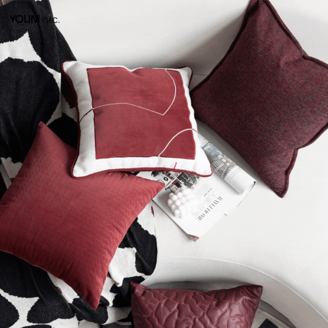 Luxus Kissen in Rot auf einem eleganten Sofa