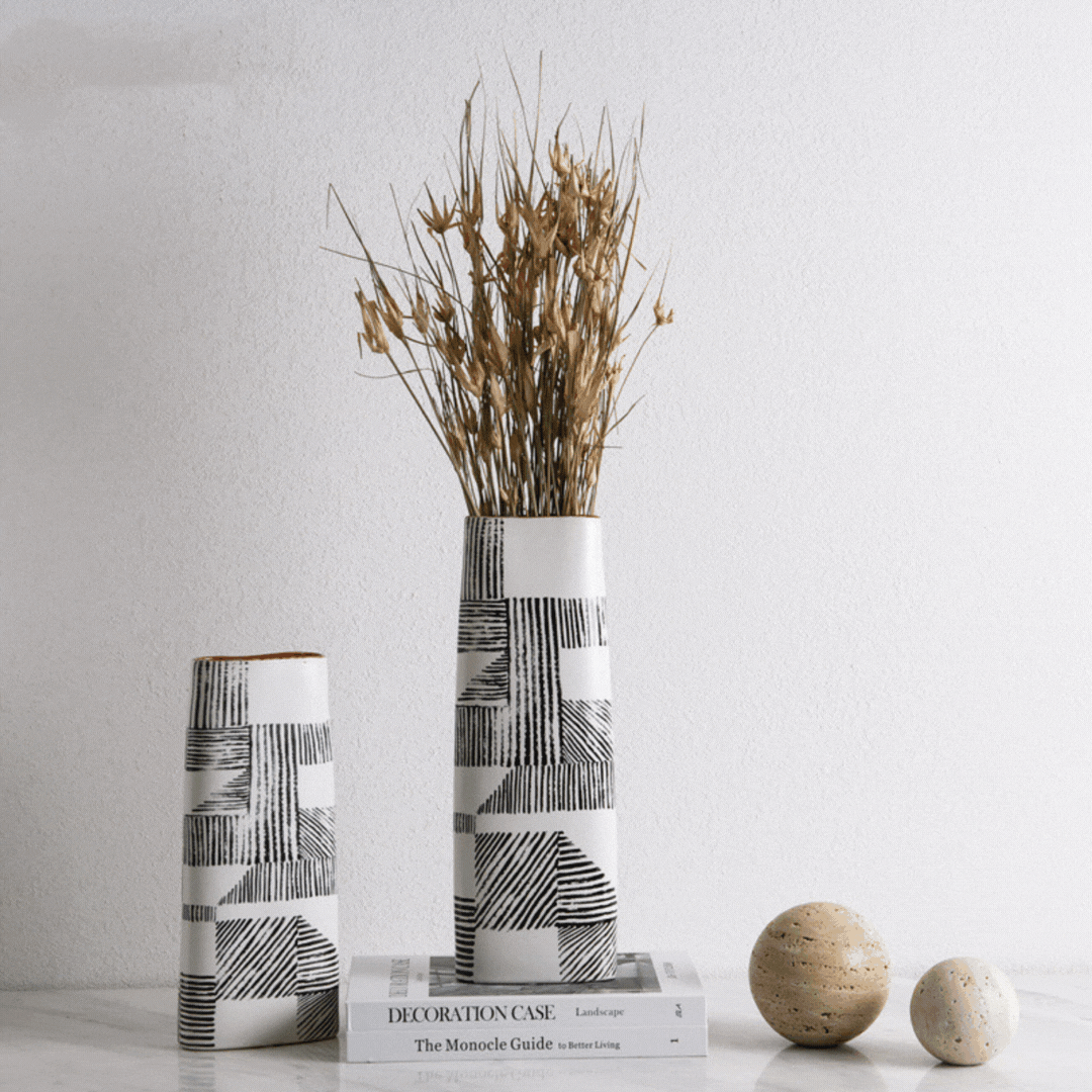  Weiße Vase mit Blumen auf Holztisch