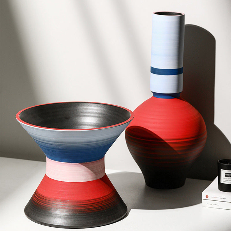 Neumodische Designer Vasen aus Keramik.