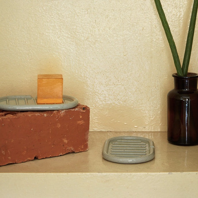 Badezimmer-Zubehörsets ELA Seifenschale aus Keramik 'Matcha Green' badezimmer boho cj Facebook max neu Seifenspender